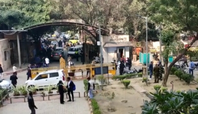  Firing Outside Rohini Court, No Casualties-TeluguStop.com