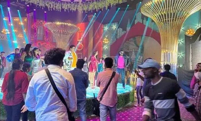  Dil Raju Offers 1 5 Crores To Pooja Hegde For Item Song In F3 , Pooja Hegde , To-TeluguStop.com