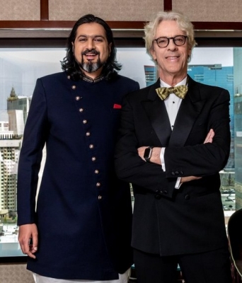  India's Ricky Kej, The Police Co-founder Stewart Copeland Share Grammy-TeluguStop.com