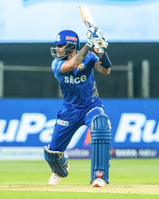  Ipl 2022: Suryakumar Sparkles With Unbeaten 68 As Mumbai Post 151/6 Against Bang-TeluguStop.com