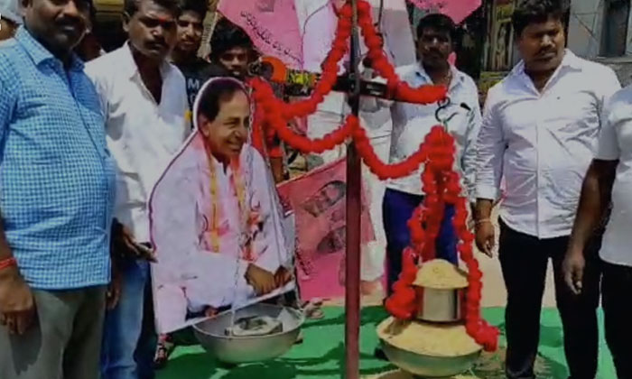 Trs Party Candidates Tulabharam To Kcr With Paddy Trs Party , Kcr , Ts Poltics Trs Party Candidates Tulabharam To Kcr With Paddy Trs Party , Kcr , Ts Poltics-TeluguStop.com