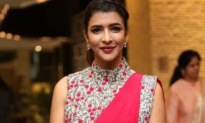  Manchu Lakshmi With Wine Glass And Rose Flower Photo Goes Viral Manchu Lakshmi,-TeluguStop.com