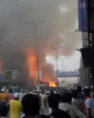  Massive Fire Guts 3 Shops In Delhi; 5 Injured, Building Collapses-TeluguStop.com