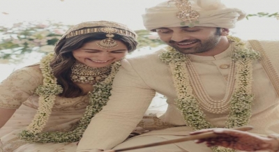  Meet The Kapoors!-TeluguStop.com