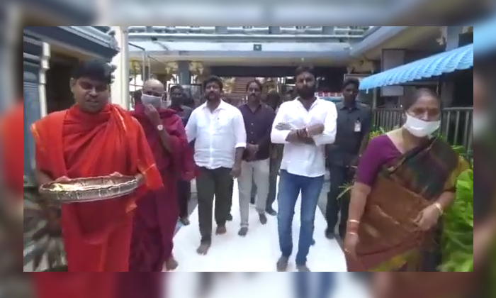  Minister Kodali Nani Vallabhaneni Vamshi Visited Indrakeeladri Temple Details, M-TeluguStop.com