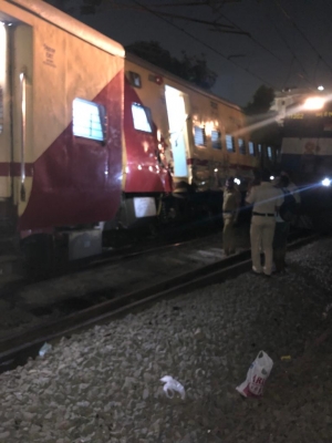  Mumbai: Two Trains Come On Same Track, 3 Bogies Derailed; No Casualty-TeluguStop.com