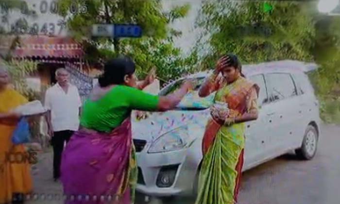  Sadly While Focusing On The New Bride , Bride , Groom , Viral Latest , Viral Ne-TeluguStop.com