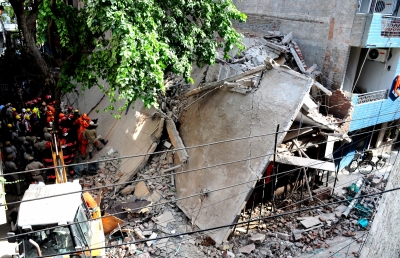  One Held Over Building Collapse In South Delhi-TeluguStop.com
