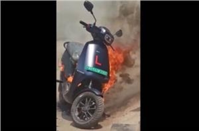  One More E-scooter Goes Up In Fire-TeluguStop.com