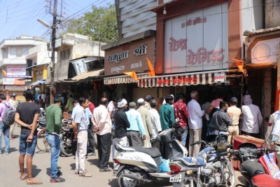  People In Riot-hit Mp's Khargone Step Out To Buy Essentials Amid Tight Security-TeluguStop.com