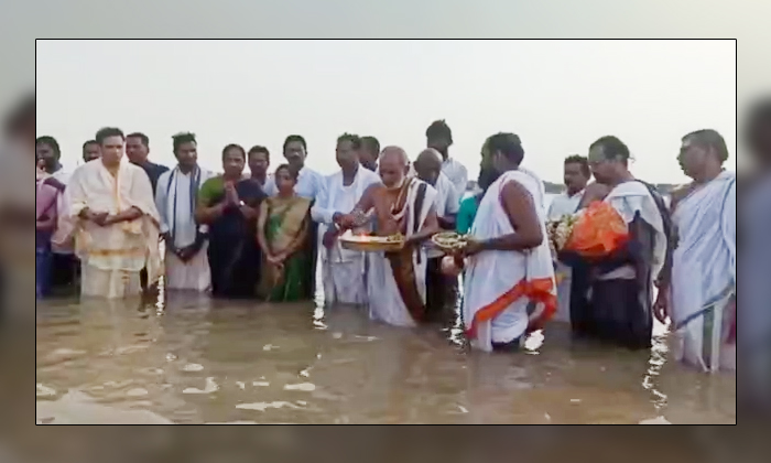  Pranitha River Pushkara Mahotsavam At Kaleshwaram Jaishankar Bhupalapalli Distri-TeluguStop.com