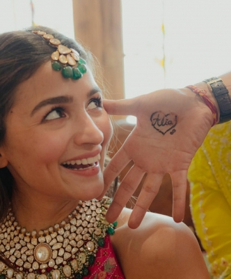  Ranbir-alia Wedding: Alia Shares Mehendi Pics, Talks About Ranbir's 'big' Surpri-TeluguStop.com