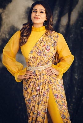  Raveena Tandon High On 'kgf Chapter 2' Success-TeluguStop.com