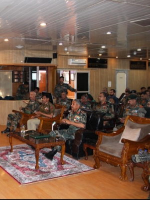 Srinagar Corps Commander Chairs Security Review Conference In Kashmir Srinagar Corps Commander Chairs Security Review Conference In Kashmir-TeluguStop.com