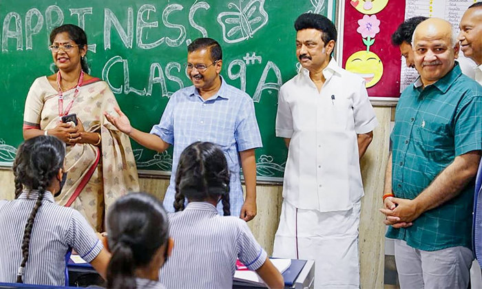  Tamilnadu Cm Stalin Met Kejriwaal To Implement Delhi Model Schools In State Deta-TeluguStop.com