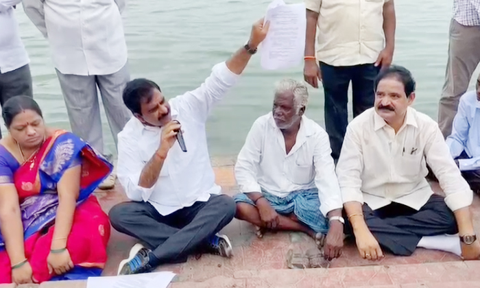  Tdp Devineni Uma Protest With Fishermen At Krishna River Bank Details, Tdp ,devi-TeluguStop.com