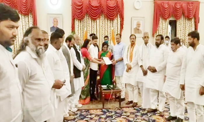  Telangana Congress Leaders Met Governor Tamilisi Discussed On 11 Key Issues Deta-TeluguStop.com