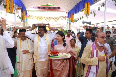  Thousands Participate In Celestial Wedding At Bhadrachalam Temple-TeluguStop.com