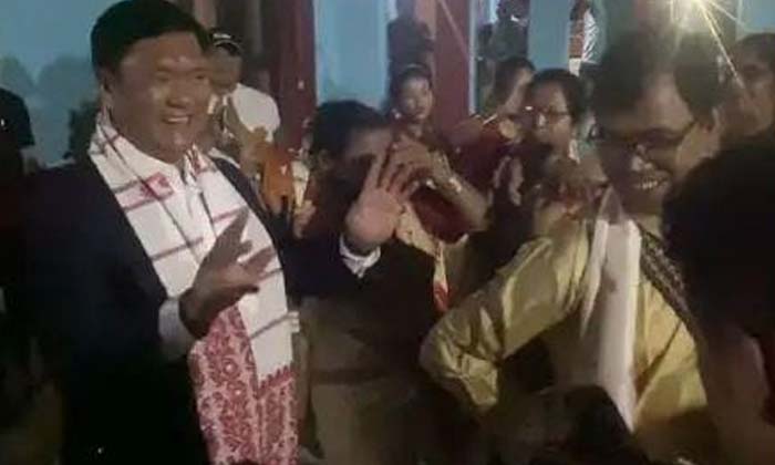  Chief Minister Who Was Greeted With Traditional Dance , Traditional Dance , S-TeluguStop.com