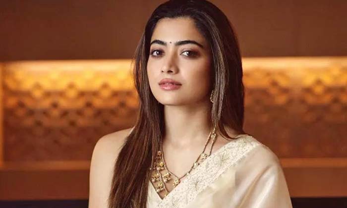  Rashmika Supported Samantha In That Matter Netizens Are Trolling That Both Are T-TeluguStop.com