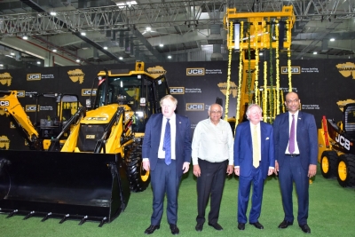  Uk Pm Hops Onto Bulldozer At Jcb Plant In Gujarat-TeluguStop.com