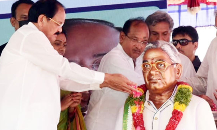  Vice President Venkayya Naidu Inaugurated Pinnamaneni Koteswara Rao Statue Detai-TeluguStop.com