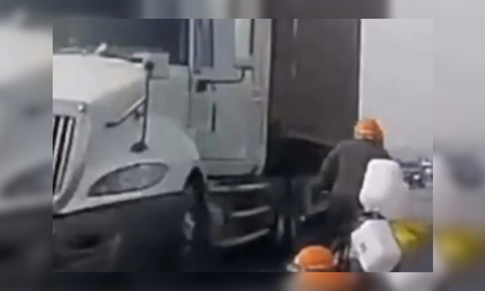  Viral Video Mother Saves Her Kid Falling Under A Truck In Road Accident In Vietn-TeluguStop.com