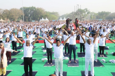  World Health Day: Lok Sabha Speaker, Union Ministers Perform Yoga At Red Fort-TeluguStop.com