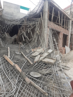  1 Dead In Building Collapse In Delhi's Mundka-TeluguStop.com