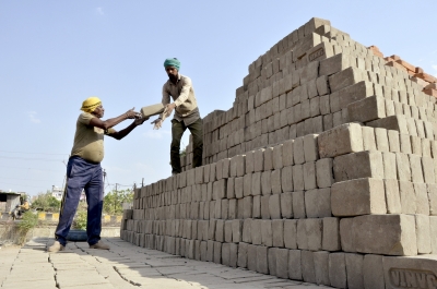  10 Irulas Held As Bonded Labour In Brick Kiln In Tn, Probe Begins-TeluguStop.com