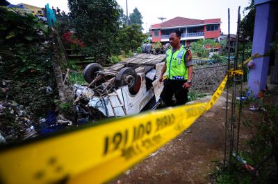  15 Killed In Indonesia Bus Accident-TeluguStop.com