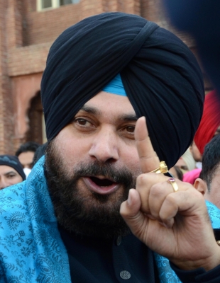  1988 Road Rage Case: Sc Sentences Navjot Singh Sidhu To One-year Jail-TeluguStop.com