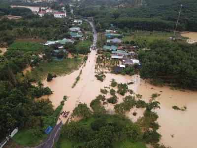  4 Killed After Heavy Rains Cause Landslides And Flooding In Vietnam-TeluguStop.com