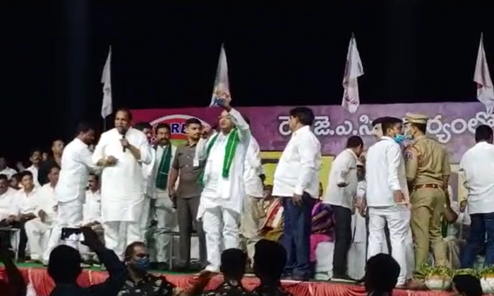 Extreme Tension In The Lion's Roar Of The Reds , Trs, Minister Mallareddy Extreme Tension In The Lion's Roar Of The Reds , Trs, Minister Mallareddy-TeluguStop.com