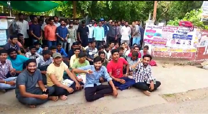  Job Seekers Protest In Front Of Khammam District Library-TeluguStop.com
