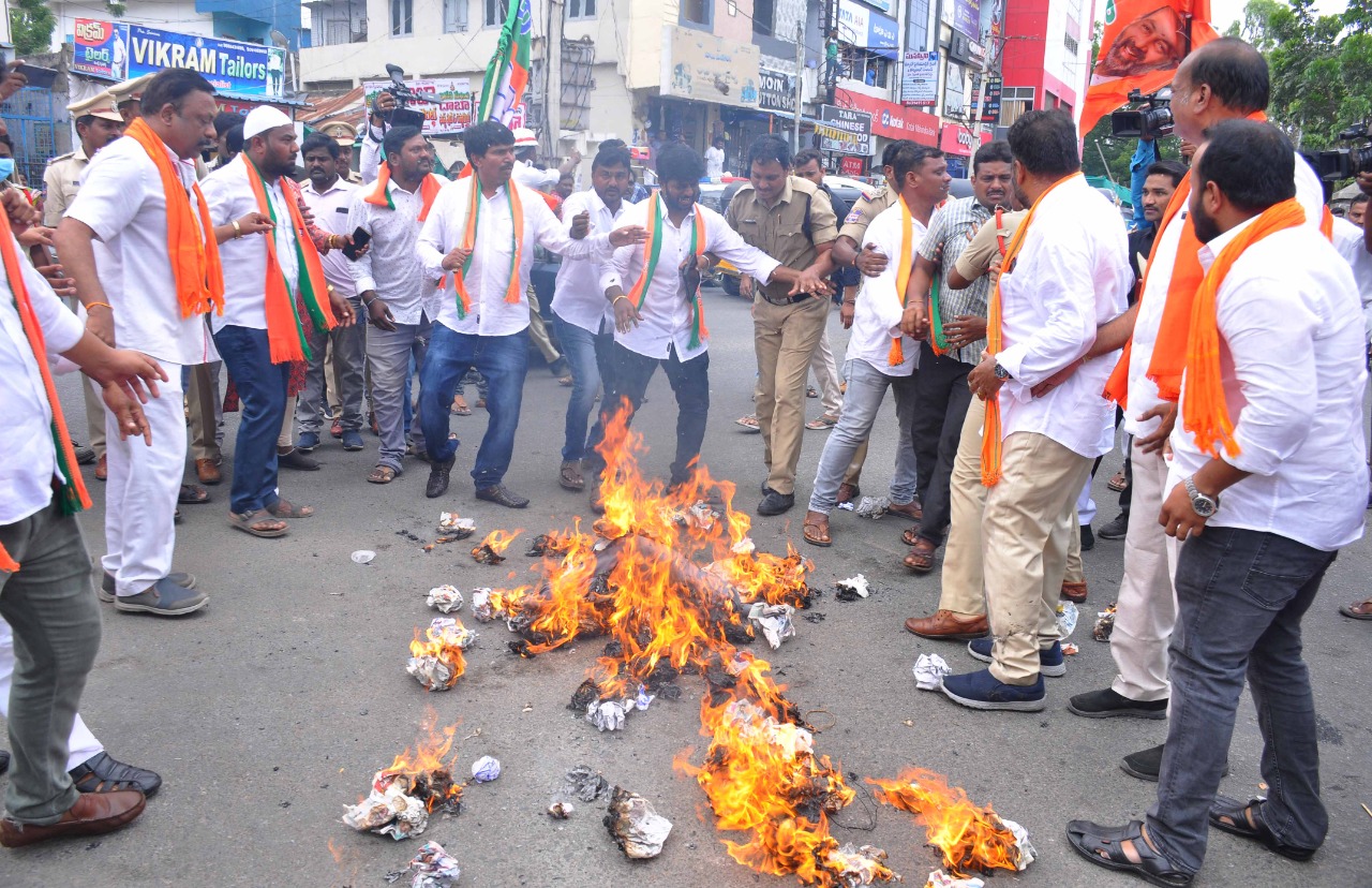  Khammam: Bjp Activist Commits Suicide..tension-TeluguStop.com
