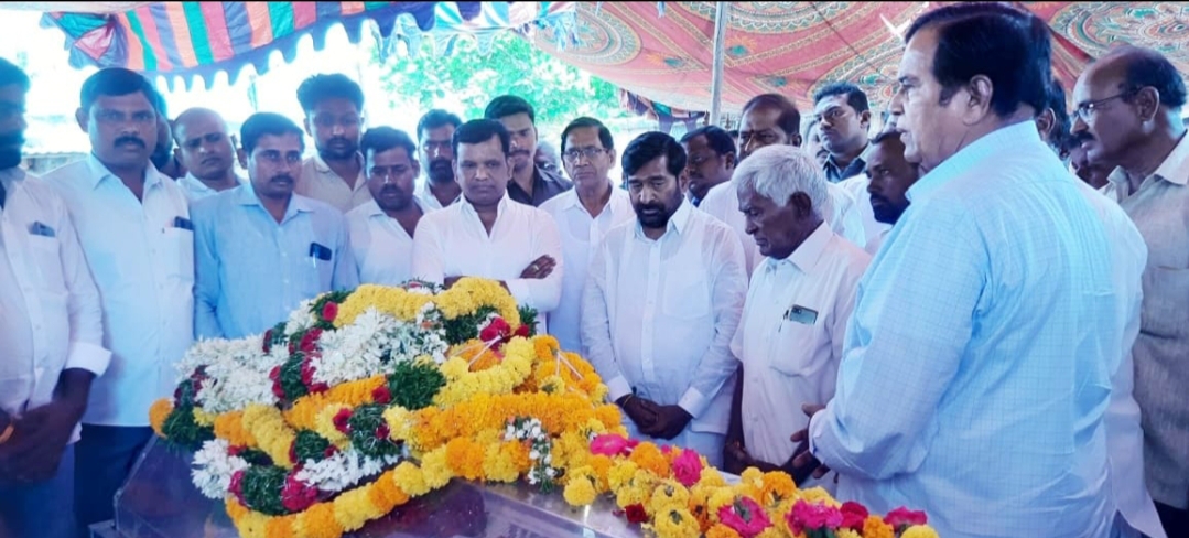  Minister Pays Tribute To Former Sarpanch-TeluguStop.com