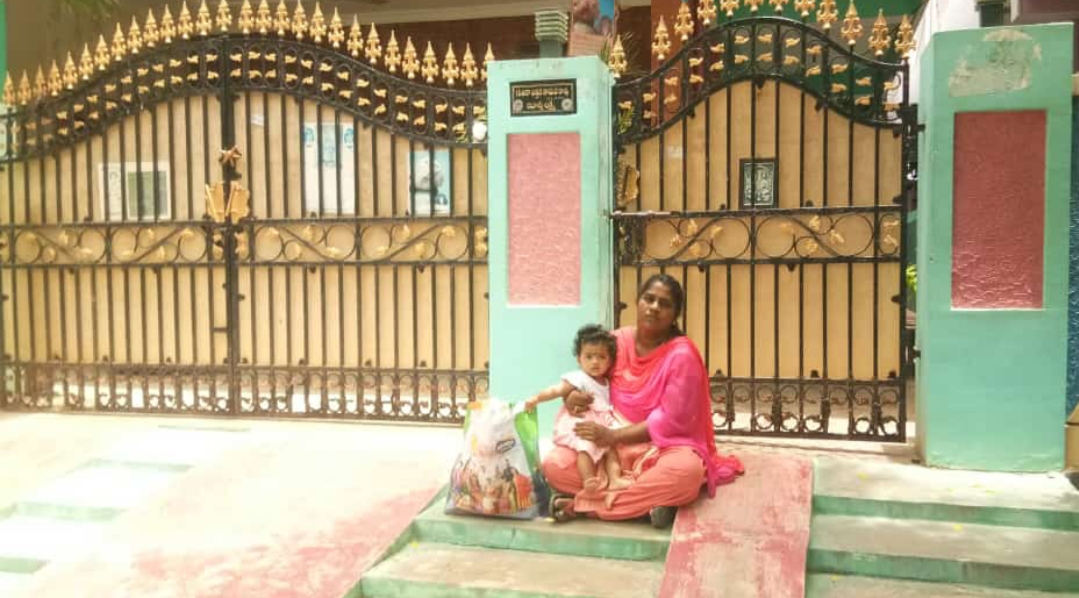  Kodalu Dharna In Front Of Her Parents-TeluguStop.com