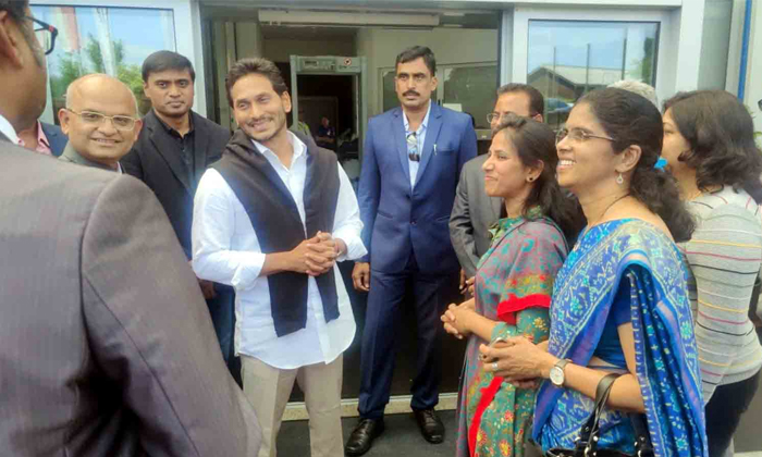 Jagan Arrives At Zurich Airport In Switzerland To Attend The World Economic Foru-TeluguStop.com