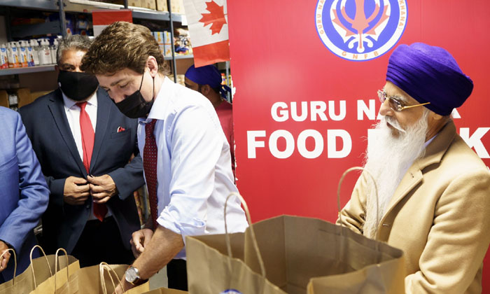  Canada Pm Justin Trudeau Lends A Hand At Surrey's Guru Nanak Food Bank  Canada ,-TeluguStop.com