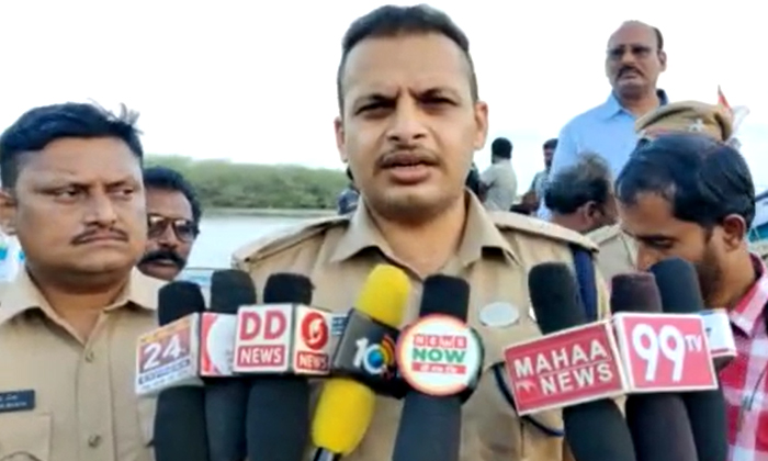  Krishna District Police Have Rescued A Boat And 8 Poachers Stranded At Sea, Shei-TeluguStop.com