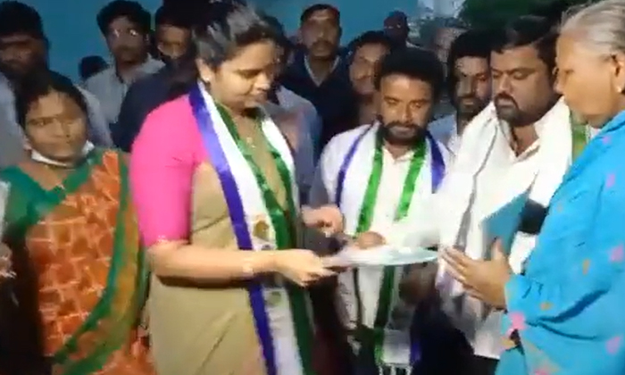  Minister Vidala Rajini Participating In The Gadapagadapa Program In The Rajaka-TeluguStop.com