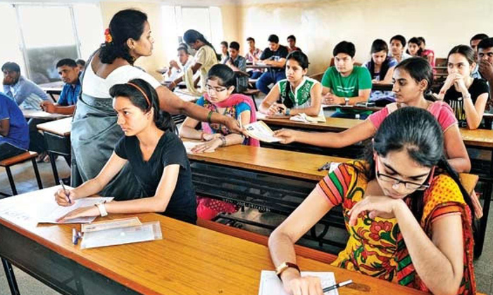  Sfi Leaders Protest At Telangana Intermediate Board, Telangana Intermediate Boar-TeluguStop.com