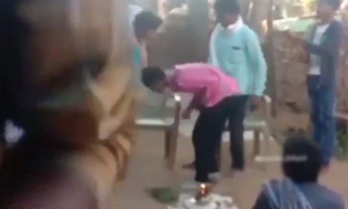  Sadly Innocent Boy Can T Laugh Watching This Video , Viral Latest , Viral News-TeluguStop.com