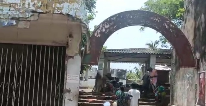  Respond If People's Lives Are Lost ?: Commercial Complex In Ruins-TeluguStop.com