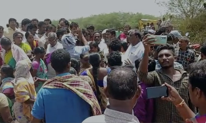  Shekuru Villagers Of Guntur District's Chabrol Zone Blocked Former Mla Narendra-TeluguStop.com