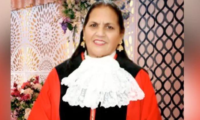  Uk Elects First Dalit Female Mayor Mohinder K Midha In London Council ,indian Nr-TeluguStop.com