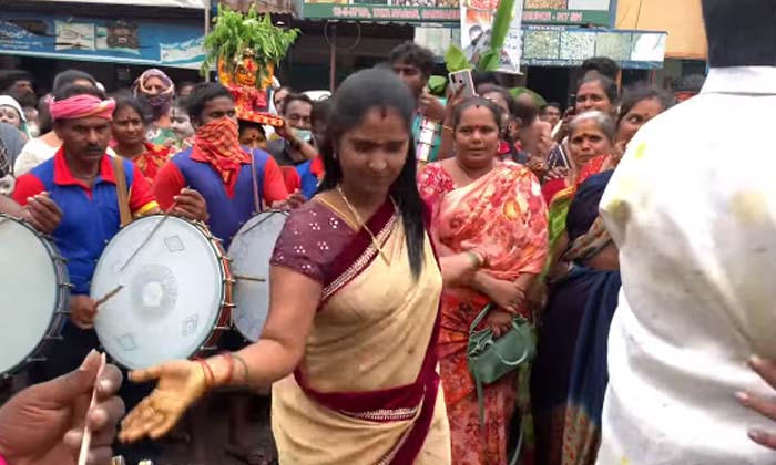  As This Aunty Dance Was Sung In The Fair Video Is Viral , Aunty , Viral Dance ,-TeluguStop.com