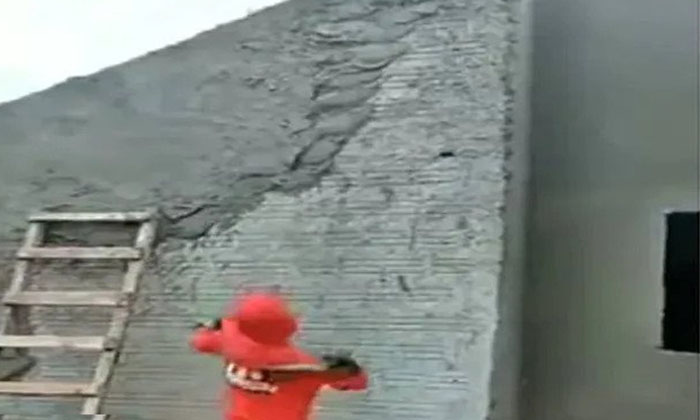  Variety Plastering The Wall Wall, Plasting, Viral Latest, Viral News, Social Med-TeluguStop.com