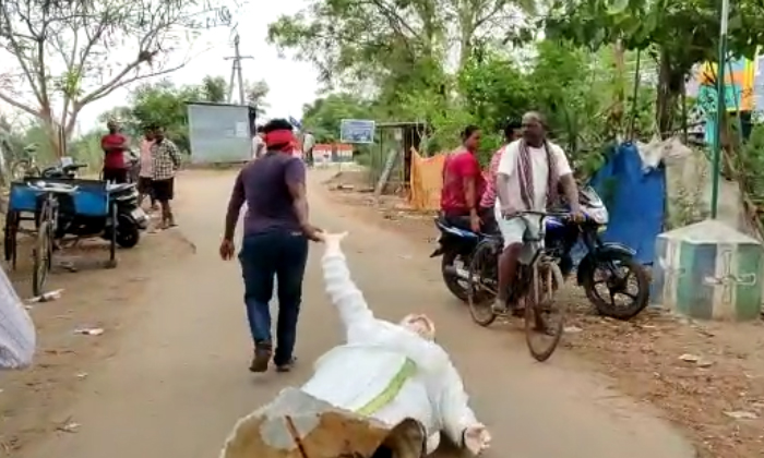  Ys.rajasekhara Reddy Statue Destroyed In Krishnapalli Village In Parvathipuram Z-TeluguStop.com